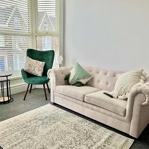 Apartment Stunning Flat Close To, Swansea